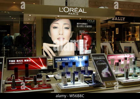 ---- L'Oreal Kosmetik und Hautpflege Produkte für den Verkauf an einer Shopping Mall in Shanghai, China, 10. Februar 2014. Beauty und Kosmetik L'O Stockfoto