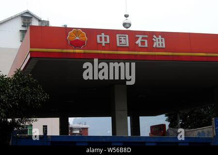 ---- Blick auf eine Tankstelle von PetroChina, eine Tochtergesellschaft der CNPC (China National Petroleum Corporation), in Chongqing, China, 24. April 2016. Die pr Stockfoto
