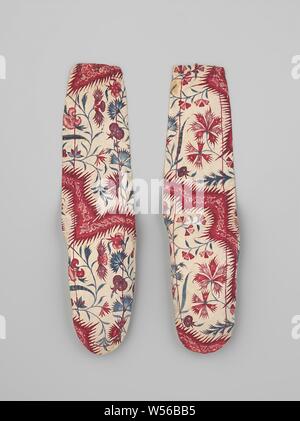 Ein paar Oversleeves Kinder- Hülse oder 'bereklauw' sitzt, mit einem weißen Hintergrund mit floralen Motiven mit geflammten rote Streifen mit weißen Blume und Blatt Reben und roten Ziernähten, Kindermouw oder 'bereklauw' sitzt, mit einem weißen Hintergrund mit floralen Motiven und roten geflammten Streifen mit weißen Blume und Blatt Reben und rote Naht, das Innenfutter ist aus weißem Leinen., anonym, Coromandelkust, C. 1750 - C. 1775, Baumwolle (Textil), Kitsch, voering, ogen, Nähen, h 9 cm × w 35,5 cm Stockfoto