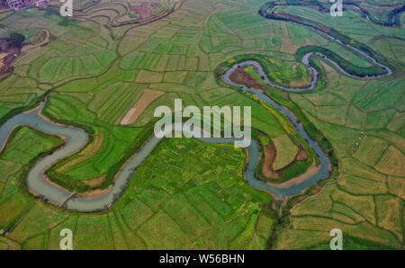 Luftaufnahme der Ming Fluss, ein Symbol der Bama, durch die Felder in Bama Yao autonomen Grafschaft fließen, Hechi City, South China Guangxi Zhuang Au Stockfoto