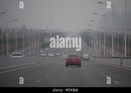 Autos fahren auf der Straße in schweren Smog in Taiyuan, China im Norden der Provinz Shanxi, 26. Februar 2019. Stockfoto