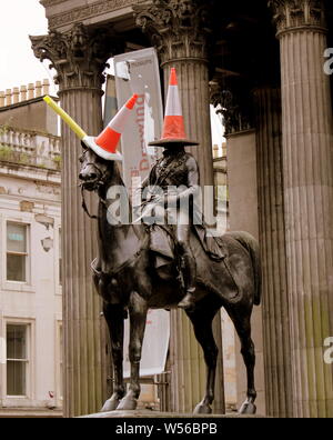 Glasgow, Schottland, Großbritannien. 26. Juli, 2019. Die ikonischen Herzog von Wellington Statue außerhalb des Museums für Moderne Kunst setzte seine kontinuierliche Entwicklung Experiment in der modernen Kultur, wenn der Kegel Pferd des Menschen leitete eine Goldene Horn in ein Einhorn gegeben wurde. Der Anblick der Herzog von Wellington auf einem Einhorn ist weitgehend auf die Merchant City Festival in der Stadt zurückzuführen. Gerard Fähre / alamy Live News Credit: Gerard Fähre / alamy Leben Nachrichten Stockfoto