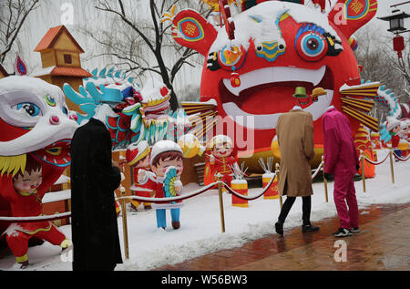 "Kopflose Männer' sind in der Tang Paradies während einer Feder Fest Feier in der Stadt Xi'an, Provinz Shaanxi im Nordwesten Chinas, 10. Februar angezeigt Stockfoto