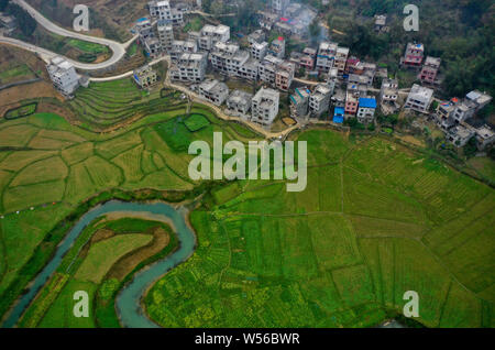 Luftaufnahme der Ming Fluss, ein Symbol der Bama, durch die Felder in Bama Yao autonomen Grafschaft fließen, Hechi City, South China Guangxi Zhuang Au Stockfoto