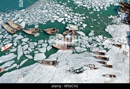 Luftaufnahme von massiven Angeln Schiffe und Boote auf dem gefrorenen Wasser von Bohai Meer in Dalian City gefangen, im Nordosten der chinesischen Provinz Liaoning, 14 Februa Stockfoto