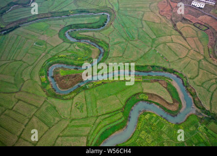 Luftaufnahme der Ming Fluss, ein Symbol der Bama, durch die Felder in Bama Yao autonomen Grafschaft fließen, Hechi City, South China Guangxi Zhuang Au Stockfoto