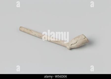 Tabak Pfeife, Tabak. Alte marke Nr. 9., anonym, C. 1400 - C. 1950, Steingut, Leitung Ton, L 12,5 cm l 3,7 cm × 1,9 cm w Stockfoto