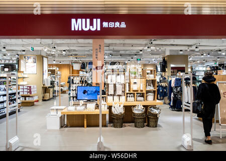 ------ Kunden in einem Geschäft der japanischen Einzelhändlers Muji an einer Shopping Mall in Shanghai, China, 27. Dezember 2018. Japan's fast-moving Consumer gehen Stockfoto