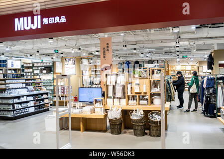 ------ Kunden in einem Geschäft der japanischen Einzelhändlers Muji an einer Shopping Mall in Shanghai, China, 27. Dezember 2018. Japan's fast-moving Consumer gehen Stockfoto