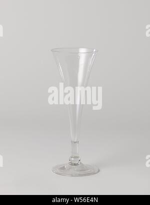 Kelch Glas mit Trichterförmigen Kelch Kelch Glas mit konischem Boden mit einer konkaven Rim. Auf der Manschette ein zylindrischer Schaft in eine hohe, Trichterförmige, leicht ausgestellten Cup., anonym, England, C. 1725 - C. 1750, Glas, Glasbläserei, h 16,9 cm x T 6,4 cm Stockfoto
