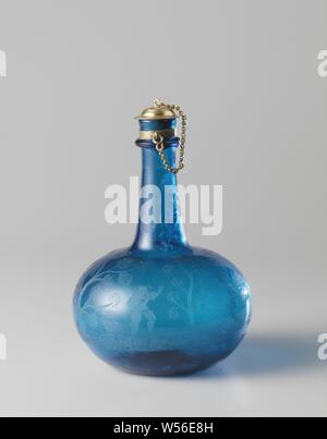 Flasche mit Figuren in einer Landschaft mit Bäumen, eine Flasche Blaues Glas. Eingefügt Seele mit pontil Marke. Sphärische Körper, langen, schlanken Hals mit überlagertem Ring um den Hals. Über dem Ring eine vergoldete Kupfer Rahmen mit einer Kette, die mit einem Korken in gold-Kupfer ist beigefügt. An der Karosserie sind zwischen Bäumen ein Narr, ein tanzender Mann und ein Gentleman, der Bögen zu einer Dame spielen Mandoline eingraviert. Zwei Blume Reben auf den Hals., anonym, C. 1650 - C. 1700, Glas, kupfer (Metall), Glasbläserei, h 15,8 cm x T 10,6 cm Stockfoto