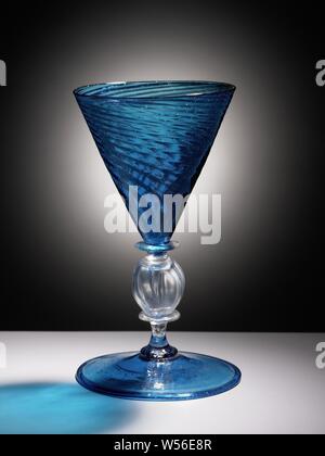 Wein Glas mit blauem Glas Becher mit geripptem Schale, flache Unterseite Blau Glas mit gefalteten Rand. Die farblose Trunk aus einem hohlen, 4-lappig Kunst Elemente und zwei Scheiben. Konisch, gerippt und twisted Kelch des blauen Glas., anonym, Niederlande, C. 1600 - C. 1700, Glas, Glasbläserei, h 14,5 cm x T 8,4 cm Stockfoto