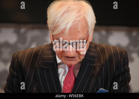 Ehemalige Konservative MP Harvey Proctor spricht während einer Pressekonferenz im Malmaison Hotel in Newcastle, nachdem Carl Buche, der Westminster VIP-pädophilen Ankläger, in Newcastle Krone Gericht verurteilt worden war, zu 18 Jahren für 12 Grafen von rechtsbeugung und ein Betrug. Stockfoto