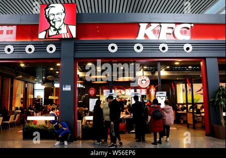 ------ Kunden ein Fastfood-restaurant von KFC von Yum Brands in Ningbo City, der ostchinesischen Provinz Zhejiang, 9. Februar 2019. Die spezialisierten Stockfoto