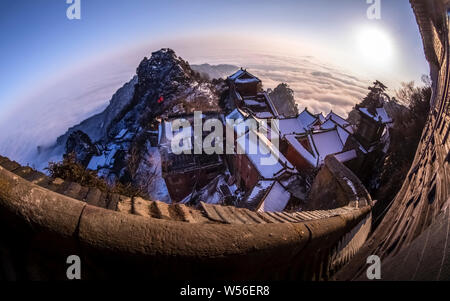 Eine Luftaufnahme der Mauerten die Verbotene Stadt auf der Tianzhu Peak (Sky Säule Peak), auch als Golden Peak bekannt, im Schnee in die wudang Berge Stockfoto