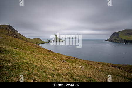 Ansicht von oben lange Exposition von Drangarnir Tor, Tindholmur und Mykines, ultra wide angle Stockfoto