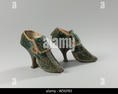 Paar der High-Heeled Frauen Schuhe, ein Paar Frauen Schuhe mit hohen Absätzen, hoe's Green Velvet Damen mit vertikalen und diagonalen Silber Borten verziert, mit dünnen High Heel, Schuhe Damen Green Velvet mit Beilagen von Silber thread eingerichtet. Modell: Kurze Vorfuß mit spitzen Nase, eine vorne Blatt und zwei seitlichen Blätter. Öffnungen auf beiden Seiten des Fußes. Hängender Klappe je nach Rist. Die High Heel liegt auf halbem Weg Der geleng. Vorne an der Ferse ist der Vorfuß in U-Form und läuft gerade nach unten. Der Seite und Rückseite der Ferse ist eingebaut und mit dunkelbraunem Leder. Sahne Stockfoto