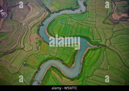 Luftaufnahme der Ming Fluss, ein Symbol der Bama, durch die Felder in Bama Yao autonomen Grafschaft fließen, Hechi City, South China Guangxi Zhuang Au Stockfoto