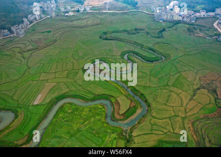 Luftaufnahme der Ming Fluss, ein Symbol der Bama, durch die Felder in Bama Yao autonomen Grafschaft fließen, Hechi City, South China Guangxi Zhuang Au Stockfoto