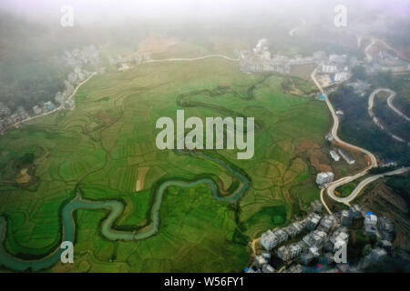 Luftaufnahme der Ming Fluss, ein Symbol der Bama, durch die Felder in Bama Yao autonomen Grafschaft fließen, Hechi City, South China Guangxi Zhuang Au Stockfoto