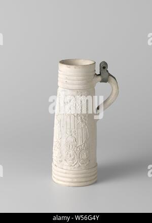 Tankard (schnelle) mit einem Wappen unter floral blättert, kleine Kanne (schnelle) aus Steingut mit einem zylinderförmigen, konischen Körper und C-förmige Ohr. Profile unter der Kante und über dem Fuß. Die Vorderseite des Abdomen, das mit einer vertikalen Band drei Mal in Relief mit einer Waffe zwischen Blume Reben. An das Ohr ein Zinn, dessen Deckel fehlt. Siegburg, armorial Lager, Heraldik, Laub, Ranken, Niederlassungen, Ornament, anonyme, Siegburg, C. 1570 - C. 1600, Steinzeug, Glasur, montuur, Verglasung, h 19,1 cm, d 5,7 cm, d 7,3 cm w 10,2 cm Stockfoto