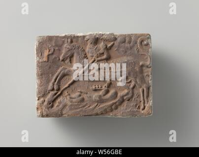 Fire brick, Saint George Reiten, Fahren auf der linken Seite, St. George und der Drache: in Rüstung gekleidet und auf einem (weiß) Pferd schwingt sein Schwert (seine Lanze liegt bereits auf dem Boden gebrochen), die Prinzessin in der Nähe können betet oder Flucht gezeigt werden, anonymen, Antwerpen, C. 1575 - C. 1599, Steingut, H 10 cm x W 14,5 cm x T 5,5 cm Stockfoto