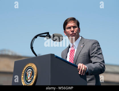 Us-Verteidigungsminister Dr. Mark T. Esper liefert Erläuterungen während eines vollen Ehren begrüßungszeremonie am Pentagon Juli 25, 2019 in Arlington, Virginia. Stockfoto