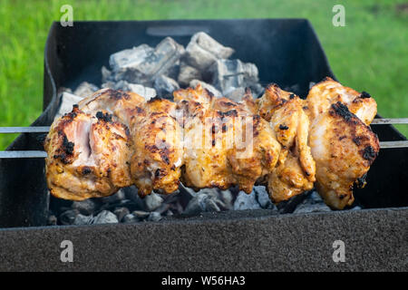 Mariniertes Huhn kebab ist auf dem Grill auf der Glut gegart. Döner Spieß ist beliebt auf der ganzen Welt. Stockfoto