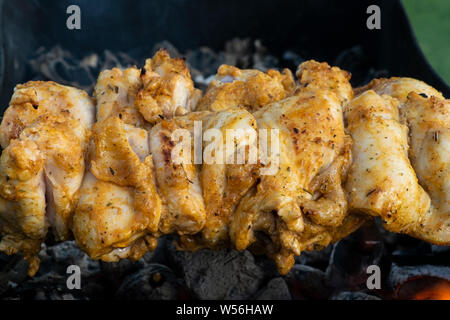 Mariniertes Huhn kebab ist auf dem Grill auf der Glut gegart. Döner Spieß ist beliebt auf der ganzen Welt. Stockfoto