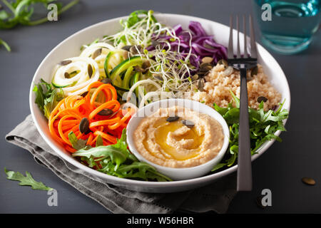 Veggie couscous Mittagessen Schüssel mit spiralazed Karotten und Zucchini, Hummus und Rotkohl Stockfoto