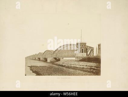 Brücke Hollandsch-Diep [Eisenbahnbrücke über den Hollands Diep in der Nähe von Moerdijk], Foto auf Karton der Eisenbahnbrücke über den Hollands Diep, Seitenansicht, Moerdijk, Pieter Oosterhuis, Niederlande, 1871, Pappe, Papier, h 28,9 cm x W 35,4 cm h 48,5 cm x W 64,5 cm Stockfoto