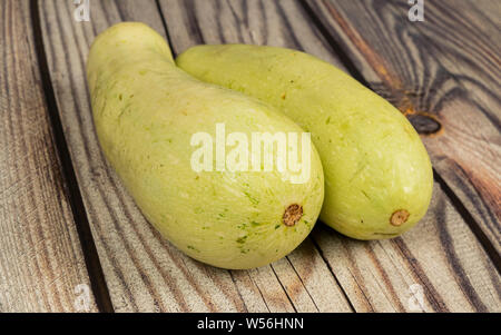 Zucchini auf einem Holztisch. Herbst erntedankfest Tag Stockfoto