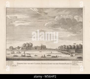 Blick auf die Batavia Schloss, von dem Zucker Lager gesehen, Perseelief van de Casteel Batavia, Gesien van het Suyker Packhuys (Titel auf Objekt), Ansicht von Kasteel Batavia um 1720, an einem Fluss, auf dem die verschiedenen Segelschiffe und Ruderboote. Über den Burggraben Zugbrücke. Auf der rechten Seite ein großes Gebäude, hinter denen eine Reihe von Bäumen. In der Bildunterschrift die Legende ein-L. Nummerierten links oben: AA, Festung, Landschaften in tropischen und subtropischen Regionen, Fluss (Landschaft mit Figuren, staffage), Batavia Schloss, Dutch East India Company, anonym, Nördliche Niederlande, 1720 - 1724, Papier, Gravur, h 287 mm × w Stockfoto