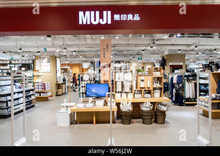 ------ Kunden in einem Geschäft der japanischen Einzelhändlers Muji an einer Shopping Mall in Shanghai, China, 27. Dezember 2018. Japan's fast-moving Consumer gehen Stockfoto