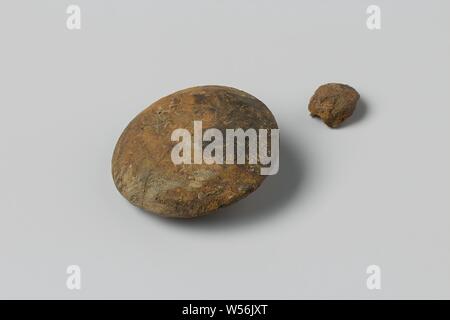 Taste aus dem Wrack der East India Händler Hollandia, Knoop. Ein Stück abgebrochen war. (1) Flache, breite bestellt Rim, Plain (2.3D, 0.5t), Annett, Dutch East India Company, Hollandia (Schiff), anonym, Niederlande, 1700-in oder vor dem 13-Aug-1743, Knochen (Material), h 0,5 cm x T 2,4 cm Stockfoto