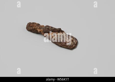 Fragment Stift aus dem Wrack der East Indies Schiff Hollandia, Werkzeuge und Instrumente, Nähen und segelmachen, Pin, fragm oder Welle, betoniert, Annett, Dutch East India Company, Hollandia (Schiff), anonym, Niederlande, 1700-in oder vor dem 13-Aug-1743, kupfer (Metall), h 3,6 cm x B 1,2 cm x T 0,5 cm Stockfoto