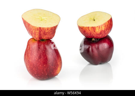 Gruppe von zwei ganzen zwei Hälften des frischen Apfel Red Delicious die Hälften auf der Oberseite der ganze Äpfel auf weißem Hintergrund sitzen Stockfoto
