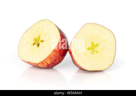 Gruppe von zwei Hälften des frischen Apfel Red Delicious beide Hälften ein Stern auf weißem Hintergrund haben Stockfoto