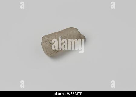 Fragment gerade Stahl Griff aus dem Wrack der Östlichen Hollandia Händler, Glas, Glas, Stämme, Normalpapier, fragm, rund, spitz zulaufend, hohlen Kern, erodiert, Annett, Dutch East India Company, Hollandia (Schiff), anonym, Niederlande, 1700-in oder vor dem 13-Aug-1743, Glas, h 4,5 cm x t 2 cm Stockfoto