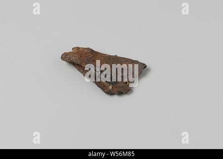 Fragment Zinn aus dem Wrack der East Indies Schiff Hollandia, Teile von Artefakten, erodiert Fragmente: Materialien, Zinn, Annett, Dutch East India Company, Hollandia (Schiff), anonym, Niederlande, 1700-in oder vor dem 13-Aug-1743, Zinn (Metall), h 5,6 cm x B 8,5 cm x T 1,9 cm Stockfoto