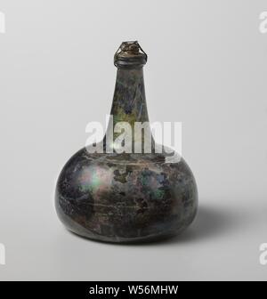 Flasche Wein mit Wein aus dem Wrack der East Indies' t Vliegend Hart, Zwiebelförmigen Weinflasche aus grünem Glas mit rotem (Hafen) Wein gefüllt und versiegelt mit Kork und Thread, der Korken sollte an Ort und Stelle zu halten, Dutch East India Company, 't Vliegend Hart (Schiff), Niederlande, 1700 - 3-Feb-1735, Wein, h 18,4 cm, d 3,1 cm, d 14,4 cm Stockfoto