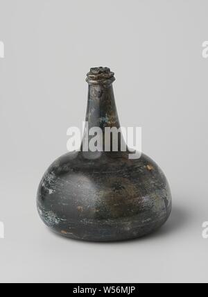 Flasche Wein mit Wein aus dem Wrack der East Indies' t Vliegend Hart, Zwiebelförmigen Weinflasche aus grünem Glas mit rotem (Hafen) Wein gefüllt und mit Kork verschlossen. Der Thread, der Korken sollte an Ort und Stelle zu halten ist verschwunden, Dutch East India Company, 't Vliegend Hart (Schiff), Niederlande, 1700 - 3-Feb-1735, Glas, Wein, h 16,5 cm x T 14,2 cm Stockfoto