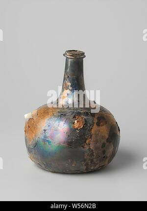 Flasche Wein mit Wein aus dem Wrack der East Indies' t Vliegend Hart, Zwiebelförmigen Weinflasche aus grünem Glas mit rotem (Hafen) Wein gefüllt, verschlossen mit einem Korken. Der Thread, hatte der Korken in der Flasche zu halten ist verschwunden, Dutch East India Company, 't Vliegend Hart (Schiff), Niederlande, 1700 - 3-Feb-1735, Glas, Wein, H 17 cm x T 14,4 cm Stockfoto