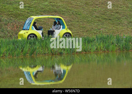 Touristen erleben ein autonomes Fahrzeug in einem malerischen Ort in Wuhan City, South China Guangxi Zhuang autonomen Region, 27. Februar 2019. Eine aut Stockfoto