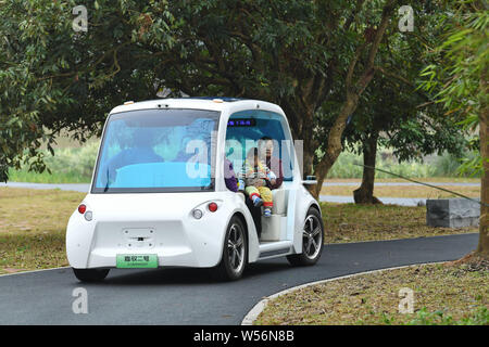 Touristen erleben ein autonomes Fahrzeug in einem malerischen Ort in Wuhan City, South China Guangxi Zhuang autonomen Region, 27. Februar 2019. Eine aut Stockfoto