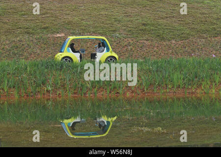 Touristen erleben ein autonomes Fahrzeug in einem malerischen Ort in Wuhan City, South China Guangxi Zhuang autonomen Region, 27. Februar 2019. Eine aut Stockfoto