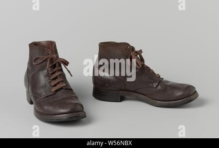 Schuh getragen von Jhr. Herr Dr. A.W.L. Tjarda van Starkenborch Stachouwer, erhielt nach der Befreiung von einem japanischen Lager im Jahr 1945 von einem amerikanischen Soldaten. Schwere braun Leder mittel - hoch Schuh, geschlossen am Knöchel mit Leder und Gummi Sohle mit Nägeln über Sie. Inschrift alleinige Rechts und Links: "WINGFOOT GOODYEAR'. Links: "Beebe Bros". Braune Spitzen, in der Mandschurei, Niederländisch Ostindien, Die, Jonkheer A.W.L. Tjarda van Starkenborch Stachouwer, USA Beebe Bros, Vereinigte Staaten von Amerika, 1930 - 1945, Leder, Gummi (Material), Eisen (Metall), l 30 cm x H 16 cm Stockfoto