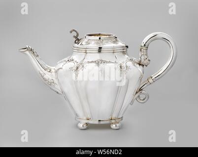 Silberne Teekanne von einem 11-Teil Kaffee und Tee gehörte, J.D. Preuijt (1801-1887), die ihm an seinem Jahrestag 1873, Silber runde Teekanne mit Wellenschliff und Gravierte Ornamente mit floralen Motiven. Eine Goldmedaille ist im Deckel platziert haben, und Sie können die Scharniere. Die Medaille wird von der niederländischen Gesellschaft für Landwirtschaft (1847): "1. Preis mit f 100 ''Milking Kühe J.D. Preuyt ''''' Den Haag 1862'. Deckel Scharniere an Pot. Elfenbein Ringe in den Griff. Der Topf ist auf vier Beinen, Geervliet, Jan Dirk Preuyt, Pieter Zöllner, Rotterdam, 1861 - 1862, silber (Metall), Gold (Metall), Elfenbein, Gravur, h 14,5 cm Stockfoto