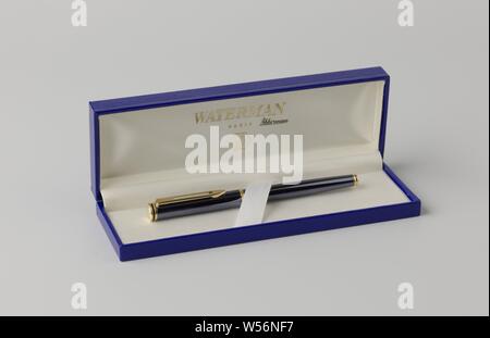 Feder und Stift in die Unterzeichnung der Übertragungsprotokolle bei der Privatisierung des Rijksmuseum, blau-grauen Rollerball mit goldfarbenen Kanten am Ende verwendet, entlang der Füllen und Verschließen. Gold Clip, Schwarz Füllung, Amsterdam, Waterman, Frankreich, 1995, Aluminium, Karton, h 1,4 cm h 2,5 cm × l 19,4 cm × w 6,9 cm Stockfoto