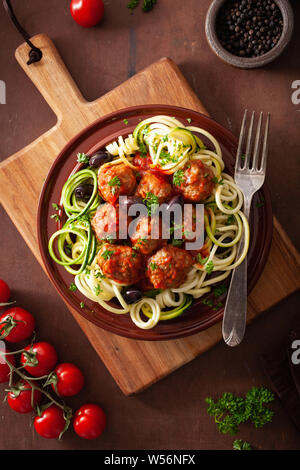 Keto paleo zoodles Zucchini Nudeln mit Hackfleischbällchen und Oliven Stockfoto